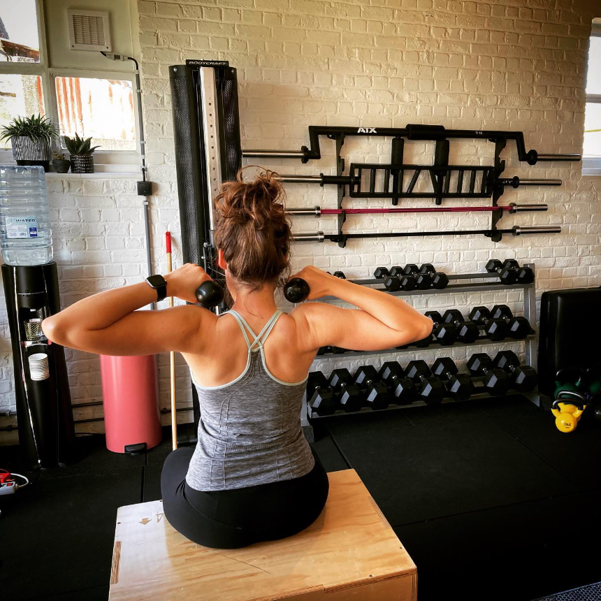 Vrouw die een workout doet